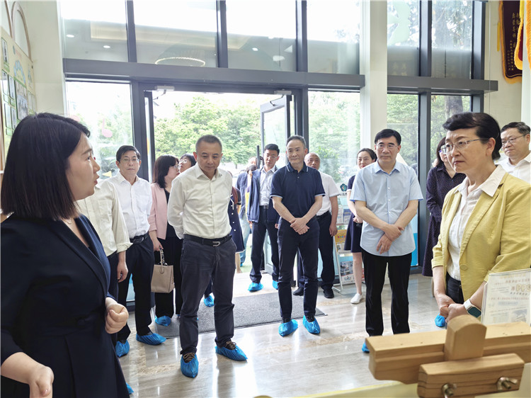 李玛琳率民进中央调研组到武昌区知音托育园总部调研